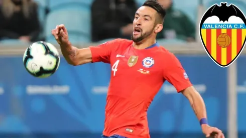 El defensor chileno quiere escoger con cuidado su nuevo equipo, ya que espera mantener el buen nivel que le permita luchar por un puesto en La Roja.