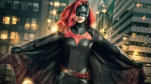 Javicia Leslie tomará el manto de la superheroína para la nueva temporada.