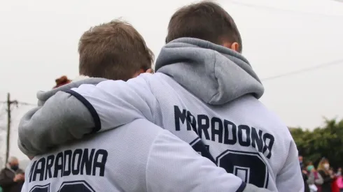Niños hinchas de Gimnasia con la camiseta de Maradona