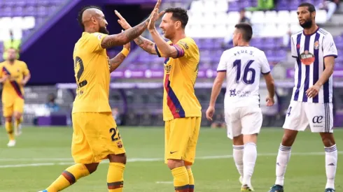 Vidal y Messi festejando con la camiseta del Barcelona