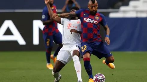 Vidal se mandó un gran lujo entre dos futbolistas rivales.