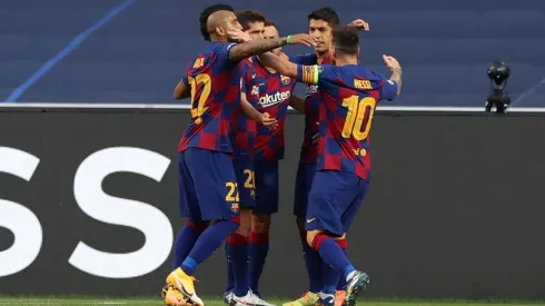 Arturo Vidal se abraza con sus compañeros luego del 1-1