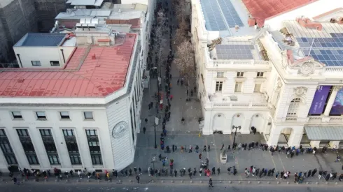 Cientos de personas esperan por atención de AFP en Santiago Centro