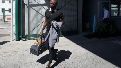 Eric Abidal llegando a Lisboa para los cuartos de final de la Champions League