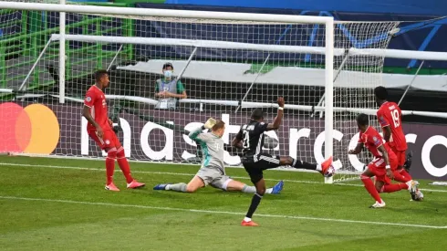 El palo del Olympique de Lyon.