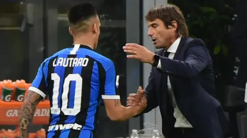 Lautaro Martínez junto a Antonio Conte