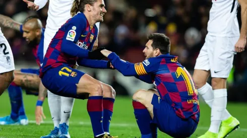 Griezmann levanta a Lionel Messi