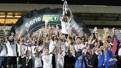 El Spezia celebra por primera vez el ascenso a la Serie A de Italia.