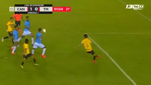 Issac Díaz tras el rebote del penal.