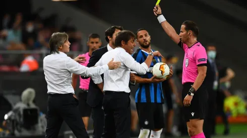 Banega le tira el pelo a Conte para saber "si es de verdad"