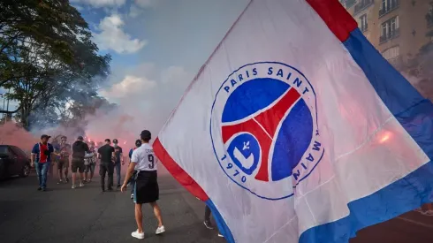 La distancia social pasó a segundo plano en París tras el inicio de la final de Champions League.