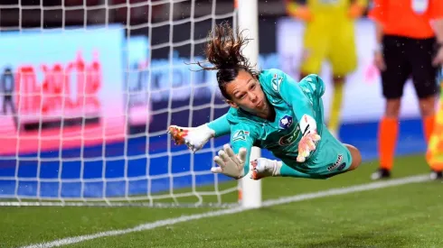 La chilena va ante la bestia negra de las parisinas.