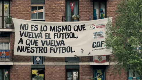 El llamado es a colgar sus camisetas, banderas y lienzos en balcones, terrazas y ventanas, para dar vida desde ahora el esperado retorno del fútbol chileno.
