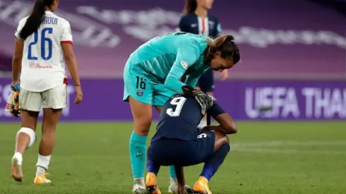 Tiane consoló a sus compañeras tras el partido ante el Lyon