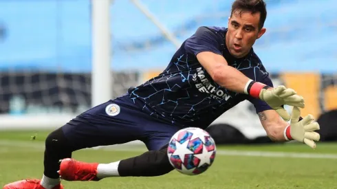 Bravo dejó el Manchester City y busca club.