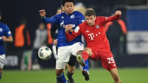Weston McKennie marcando a Thomas Müller en la Bundesliga