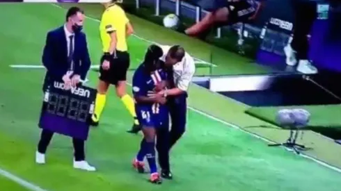 Sandy Baltimore fue tocada de manera reprochable por Olivier Echouafni cuando la sacó de la cancha para ser sustituida.