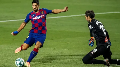 Luis Suárez convierte ante el Espanyol