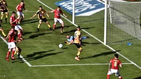 Huachipato aguantó el resultado y gracias a Castellón rescató los 3 puntos