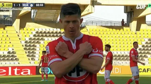 El tributo de Cris Martínez a Black Panther. Poco antes, gritó "voh tení que ser de Huachipato".