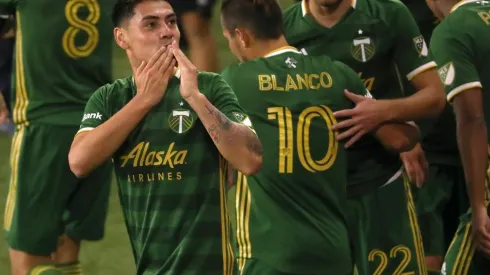 Felipe Mora festeja su gol ante el St Lake