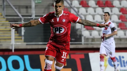 Nicolás Stefanelli celebra el su gol para La Calera ante Curicó.
