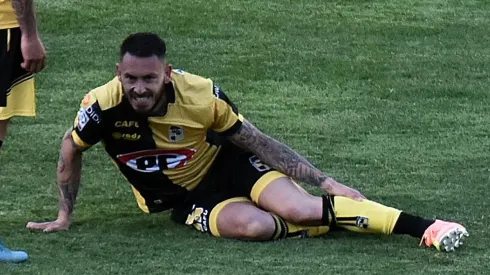 Mauricio Pinilla en el piso luego de la falta de Cuevas