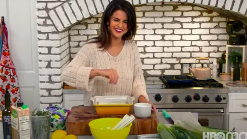 Selena Gomez en medio de su programa de cocina para HBO Max.