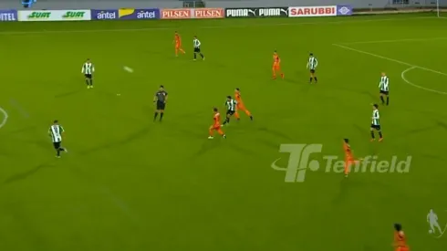 Fabián Manzano ya conectó el remate que tendría destino de red y sentenciaría la victoria de su equipo en el fútbol uruguayo