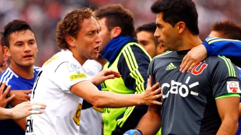 Luis Mena calma a Johnny Herrera en un superclásico de 2012