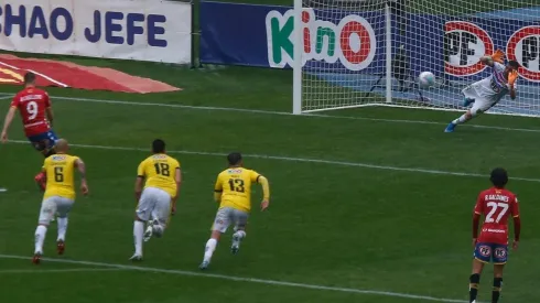 Mauro Caballero marcó de penal tras la falta que recibió Benjamín Galdames