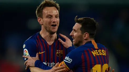 Rakitic le da la bienvenida a Messi en Sevilla