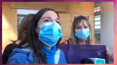 Camila Téllez, la hija de Ana María Gazmuri, conversando con la prensa, tras su detención por parte de Carabineros.