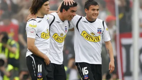 Ezequiel Miralles, Esteban Paredes y Charles Aránguiz celebrando ante la U