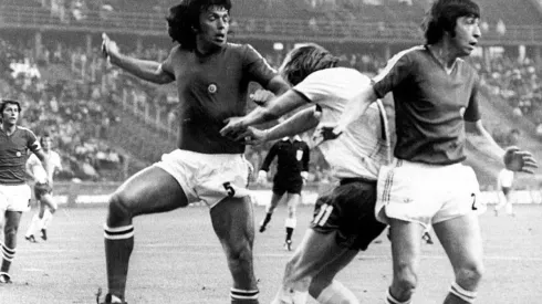 Elías Figueroa jugando por la selección chilena