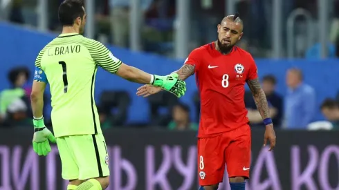 Arturo Vidal se saluda con Claudio Bravo en la Copa Confederaciones