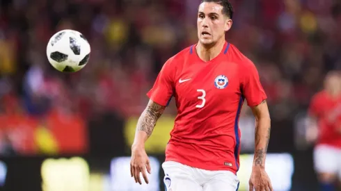 El defensor ha vestido 24 veces la camiseta de La Roja, y espera lograr regularidad en Turquía para volver a ser considerado por Reinaldo Rueda.