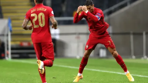 Cristiano Ronaldo celebra su gol 100 con Portugal en el duelo ante Suecia.