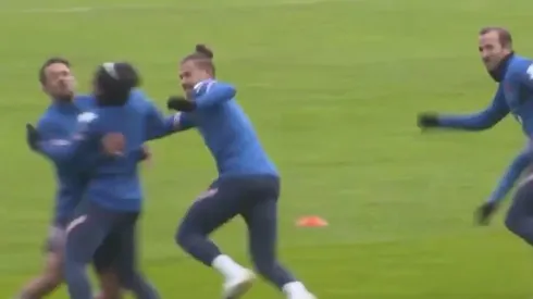 Ings y Trippier impactaron de frente, causando preocupación en el plantel, pero tras los chequeos médicos el insólito golpe quedó como anécdota.