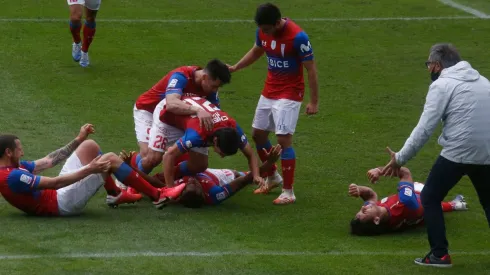 Universidad Católica celebra el triunfo ante Huachipato en la punta de la tabla.