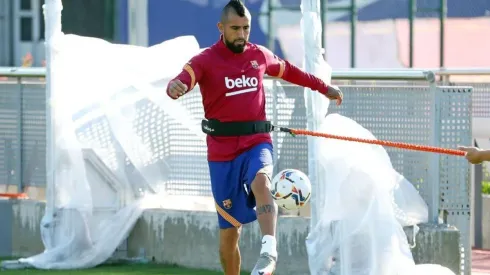 Vidal podría seguir jugando en Barcelona mientras se define su futuro