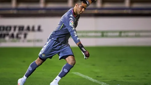 Claudio Bravo asoma de titular para este duelo.