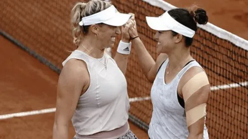 Alexa Guarachi celebra junto a Desirae Krawczyk Desirae Krawczyk