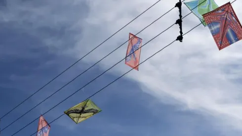 Los volantines en los cables eléctricos son un constante riesgo para los menores que buscan sacarlos.