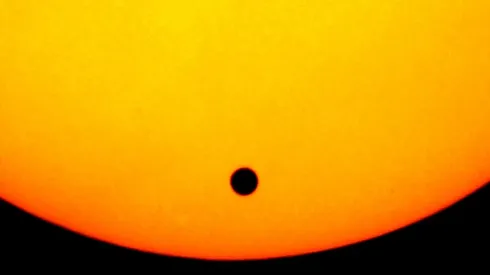 Venus pasando por delante del Sol.