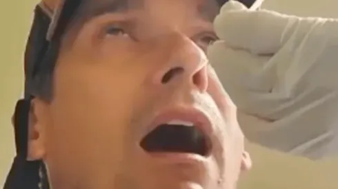 Rafael Araneda en medio del examen PCR para continuar con su programa en Estados Unidos.