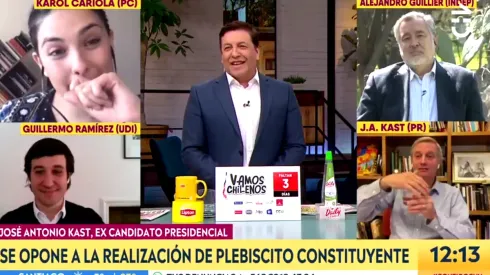 José antonio Kast le muestra su "bola de cristal" a Julio César Rodríguez.