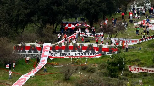 Hinchas de Curicó alentaron desde el cerro a sus jugadores.