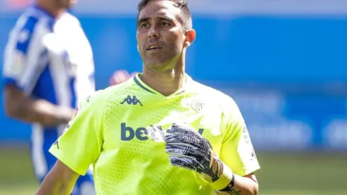 Claudio Bravo tiene fe en su futuro en Real Betis