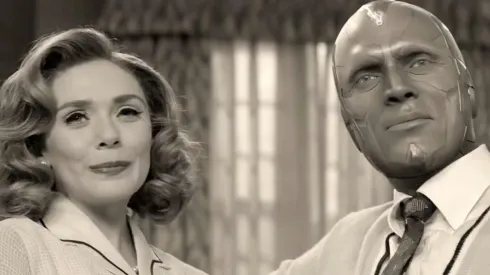 Elizabeth Olsen y Paul Bettany son "Wanda Maximoff" y "Vision", respectivamente en la serie Marvel "WandaVision".